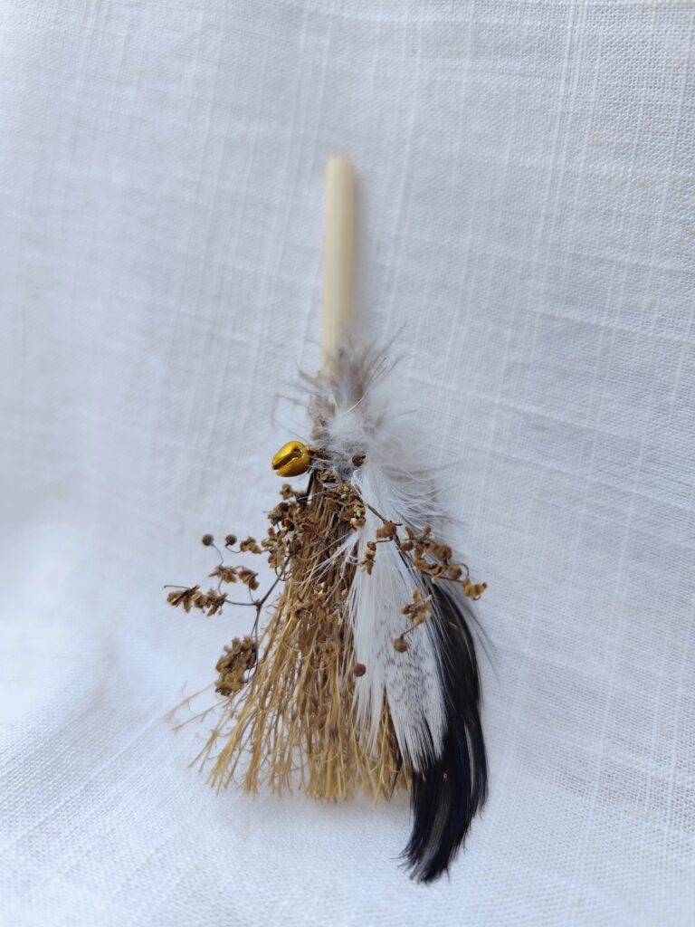 EScoba magica plumas blancas
